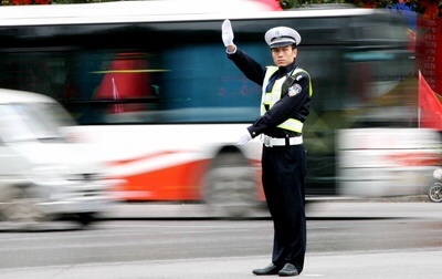道路建设不完善、个体违规使交通事故频发